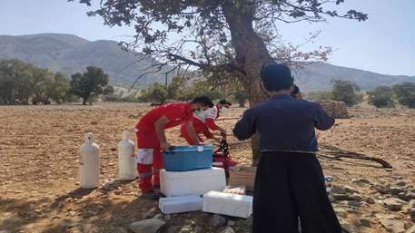 عملیات مشترک امدادرسانی جمعیت هلال احمر و دانشگاه علوم پزشکی دزفول به بیماران کرونایی منطقه روستایی دورک