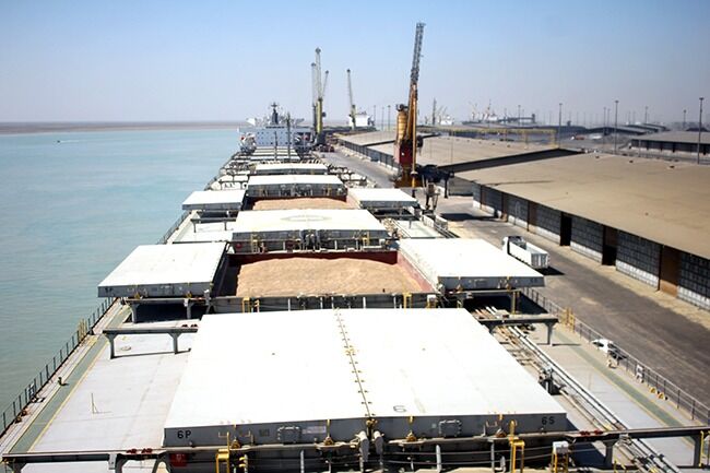 پهلوگیری چهار کشتی حامل گندم در اسکله غلات بندر امام خمینی