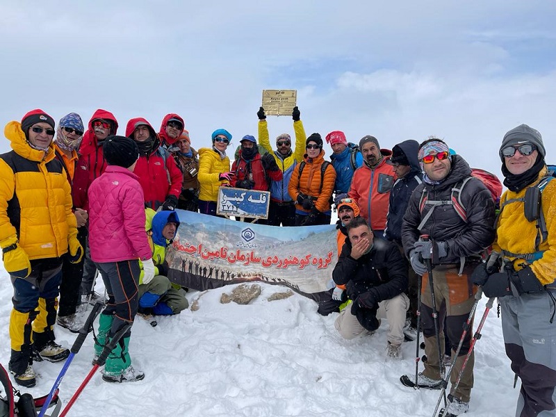 پرچم  سازمان تامین اجتماعی در قله ۳۷۴۳ متری کینو به اهتزاز درآمد