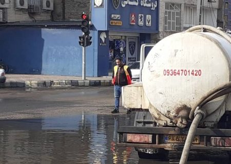 اجرای عملیات گسترده رفع آبگرفتگی معابر توسط نیروهای آتش نشانی و خدمات شهری اهواز