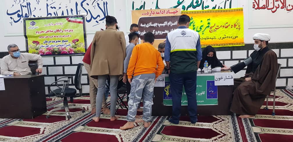 تیم پزشکی درمانی مدیریت درمان تامین اجتماعی استان خوزستان با استقرار در مسجد امام سجاد(ع) کوی علوی اهواز به دهها تن از مردم این اهالی خدمات درمانی ارائه داد