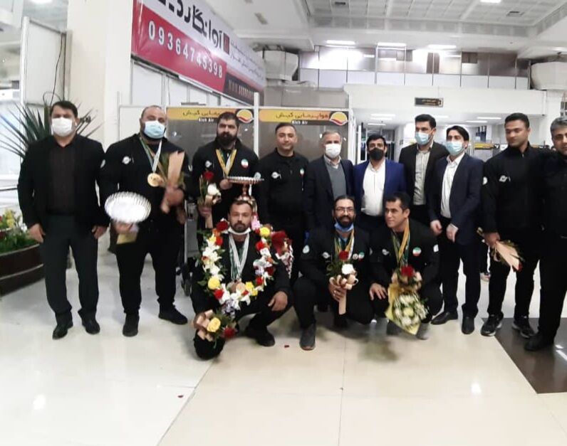 قهرمانان مسابقات پاورلیفتینگ آسیا با استقبال مردم وارد اهواز شدند