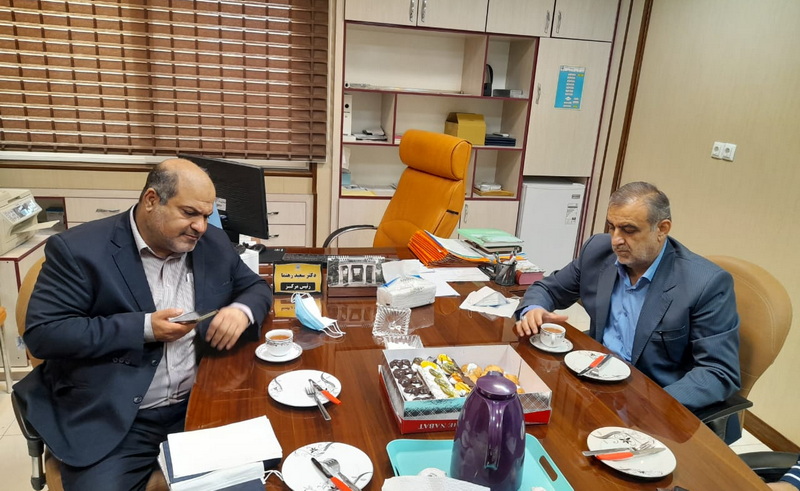 مدیردرمان تامین اجتماعی خوزستان سر زده وارد آبادان شد و ضمن بازدید از مراکز درمانی تابعه با نماینده این شهرستان دیدار و گفتگو کرد