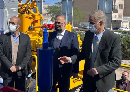 استاندار خوزستان و مدیران نفتی در استان از غرفه های نمایشگاه در سالن کارون بازدید کردند