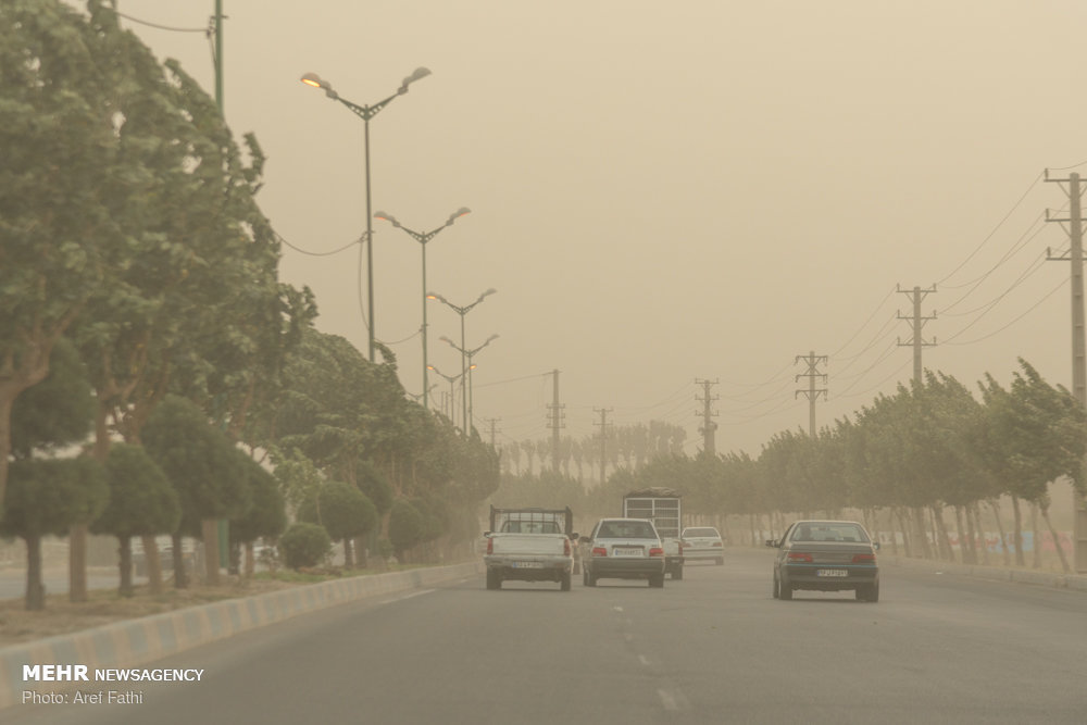 تداوم ریزگردها ادارات و مراکز آموزشی خوزستان را به تعطیلی کشاند