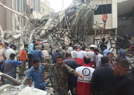 امدادرسانی به حادثه دیدگان ساختمان متروپل آبادان ادامه دارد