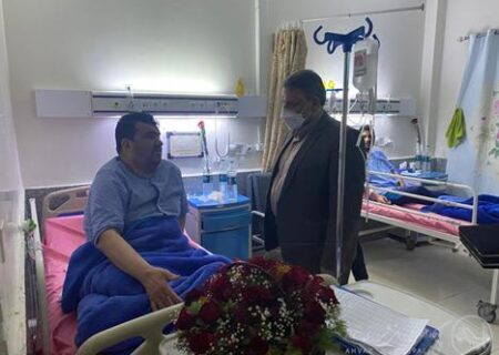 عیادت رضا امینی شهردار اهواز از همکار بازنشسته و بستری در بیمارستان
