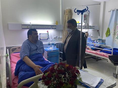 عیادت رضا امینی شهردار اهواز از همکار بازنشسته و بستری در بیمارستان