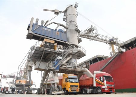 تخلیه همزمان پنج فروند کشتی حامل بیش از ۳۴۸ هزار تن کالاهای اساسی در بندرامام خمینی(ره)