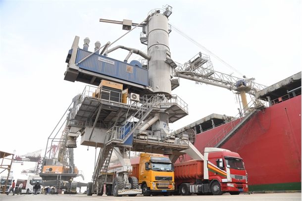 تخلیه همزمان پنج فروند کشتی حامل بیش از ۳۴۸ هزار تن کالاهای اساسی در بندرامام خمینی(ره)